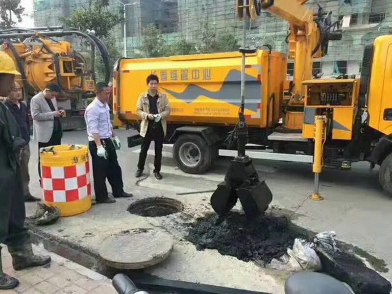 如皋街道：网格员化身“清道夫”，为民解忧疏通“堵心”化粪池