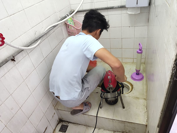 如皋肥皂掉到马桶里把马桶堵住了怎么办？马桶堵住了怎么办