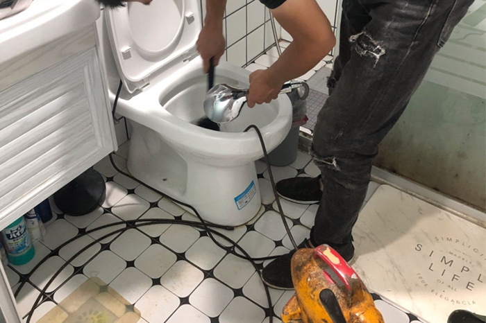 如皋马桶堵塞自己疏通还是找师傅?专业上门服务让你省时更省心